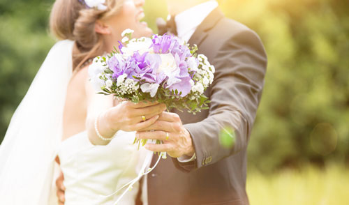 Ein Ehepaar mit einem Blumenstrauss